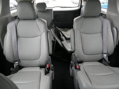 Used 2021 Toyota Sienna XLE w/ XLE Plus Package AWD/4WD image 13