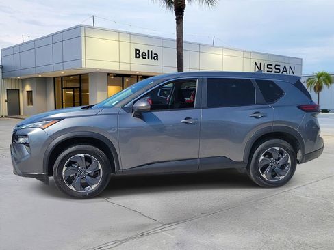 Used 2025 Nissan Rogue SV image 2