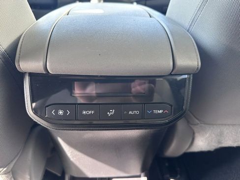 Used 2022 Toyota Highlander LE image 19