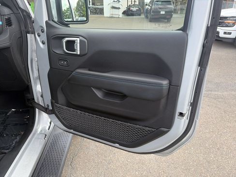 Used 2024 Jeep Wrangler High Altitude AWD/4WD image 21