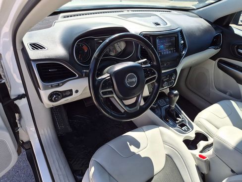 Used 2020 Jeep Cherokee Latitude Plus w/ Cold Weather Group AWD/4WD image 16