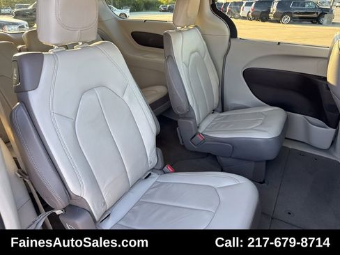 Used 2017 Chrysler Pacifica Touring-L image 57