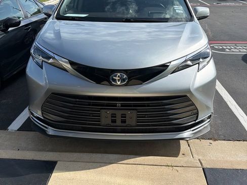 Used 2021 Toyota Sienna Platinum FWD image 2