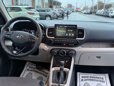 Used 2020 Hyundai Venue image 24