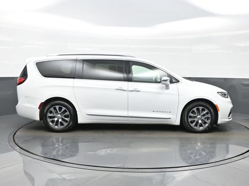 Used 2022 Chrysler Pacifica Pinnacle FWD image 7