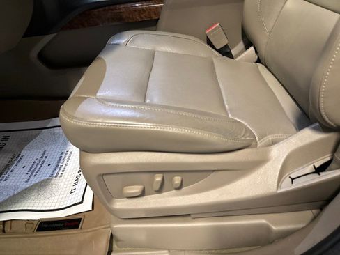 Used 2018 Chevrolet Suburban Premier AWD/4WD image 16