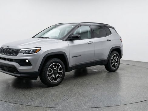 Used 2025 Jeep Compass Trailhawk image 3