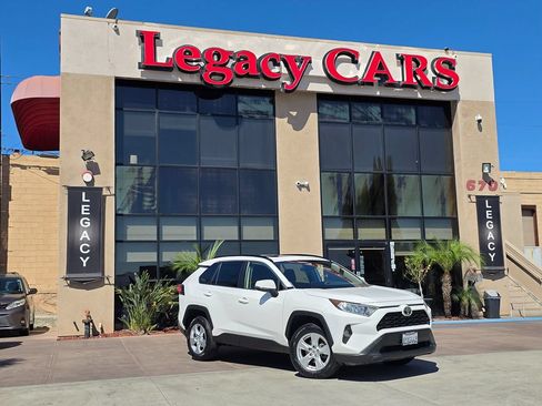 Used 2019 Toyota RAV4 XLE FWD image 2