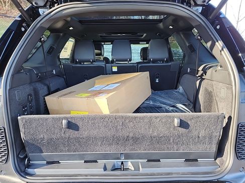 New 2024 Land Rover Discovery Dynamic SE image 13