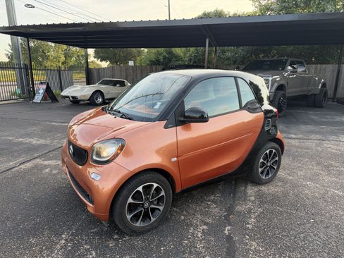 Used 2016 smart fortwo passion RWD image 2