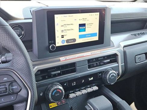 Certified 2025 Toyota Tacoma SR5 AWD/4WD image 19