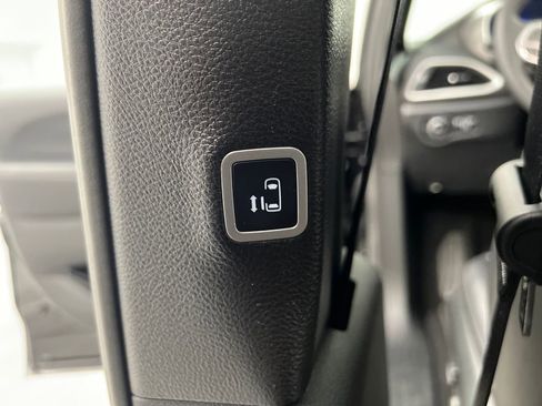 Used 2025 Chrysler Pacifica Select FWD image 16