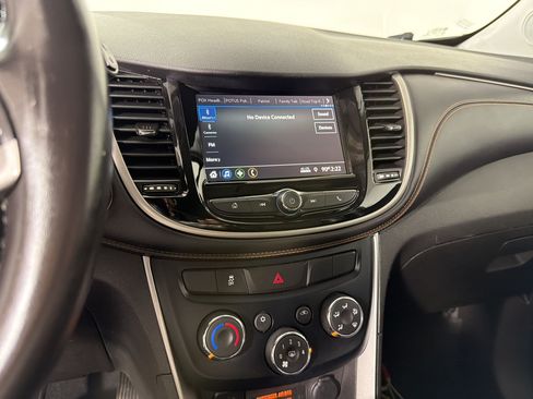 Used 2019 Chevrolet Trax LT w/ LT Convenience Package FWD image 24