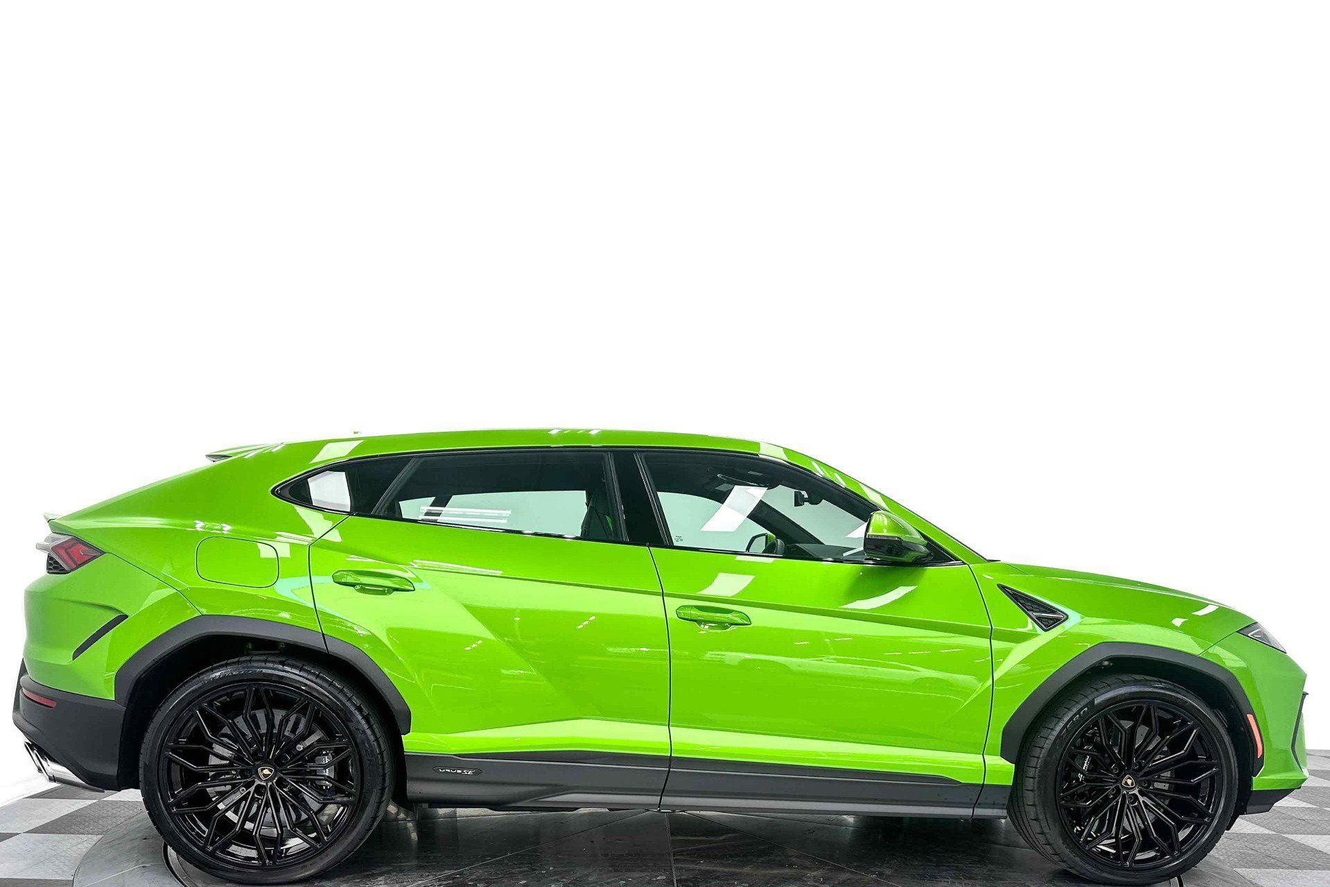 Used 2025 Lamborghini Urus SE AWD/4WD image 2
