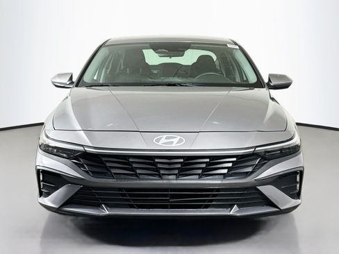 Used 2025 Hyundai Elantra SE FWD image 2
