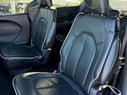 Used 2025 Chrysler Pacifica Limited image 10