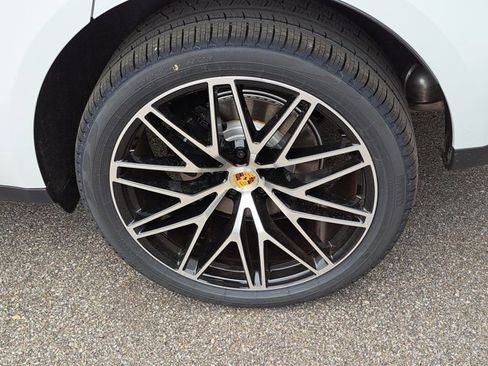 Used 2026 Porsche Macan image 11