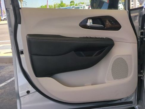Used 2023 Chrysler Pacifica Limited FWD image 26