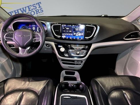 Used 2022 Chrysler Pacifica Touring-L FWD image 7