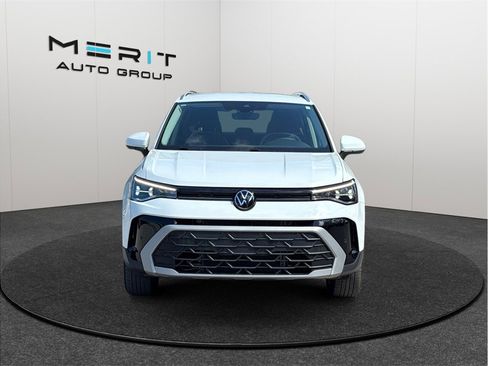 Used 2025 Volkswagen Taos SE AWD/4WD image 3