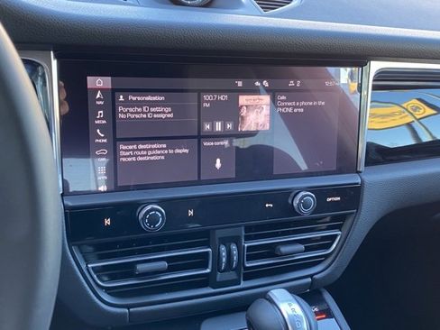 Certified 2025 Porsche Macan image 15