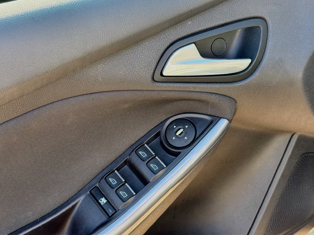 Used 2014 Ford Focus Titanium w/ Luxury Package FWD image 19