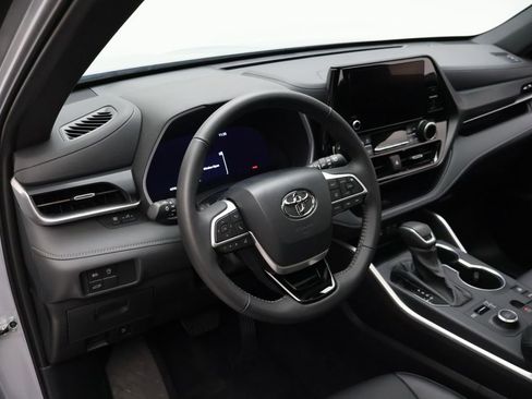 Certified 2025 Toyota Highlander XSE image 15