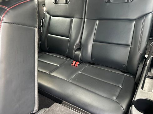 Used 2025 Ford Explorer ST-Line w/ ST-Line Street Pack image 18