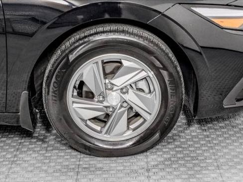 Used 2025 Hyundai Elantra SE FWD image 34