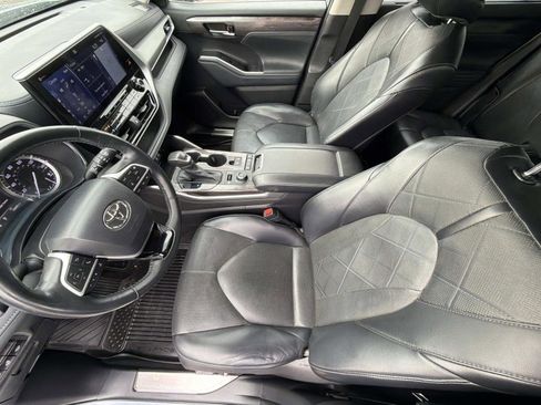 Used 2022 Toyota Highlander Platinum image 3
