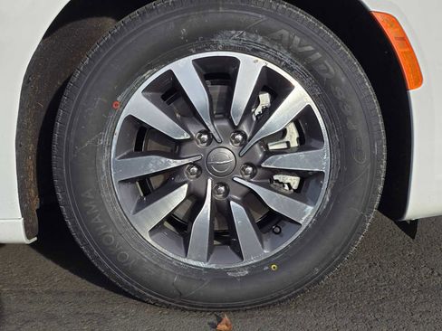 Used 2024 Chrysler Pacifica Select image 9