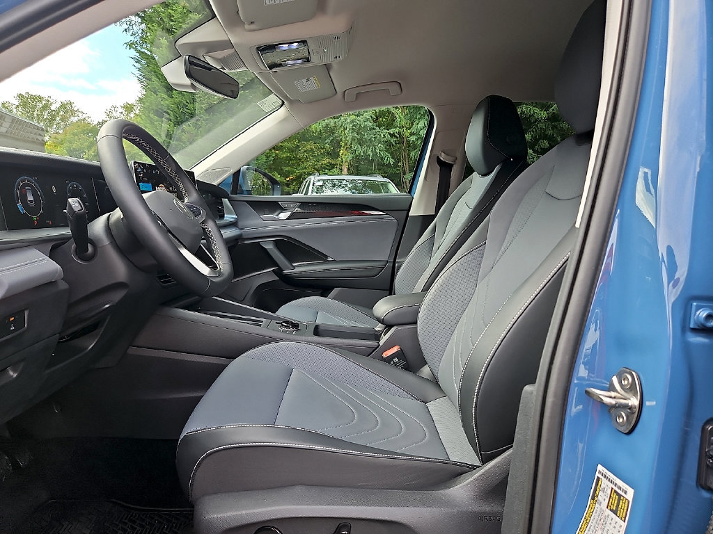 Certified 2025 Volkswagen Tiguan SE AWD/4WD image 14
