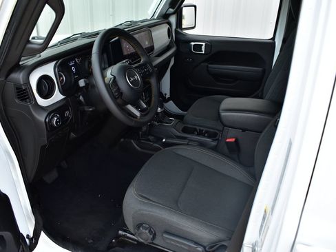 Used 2025 Jeep Gladiator Sport AWD/4WD image 17