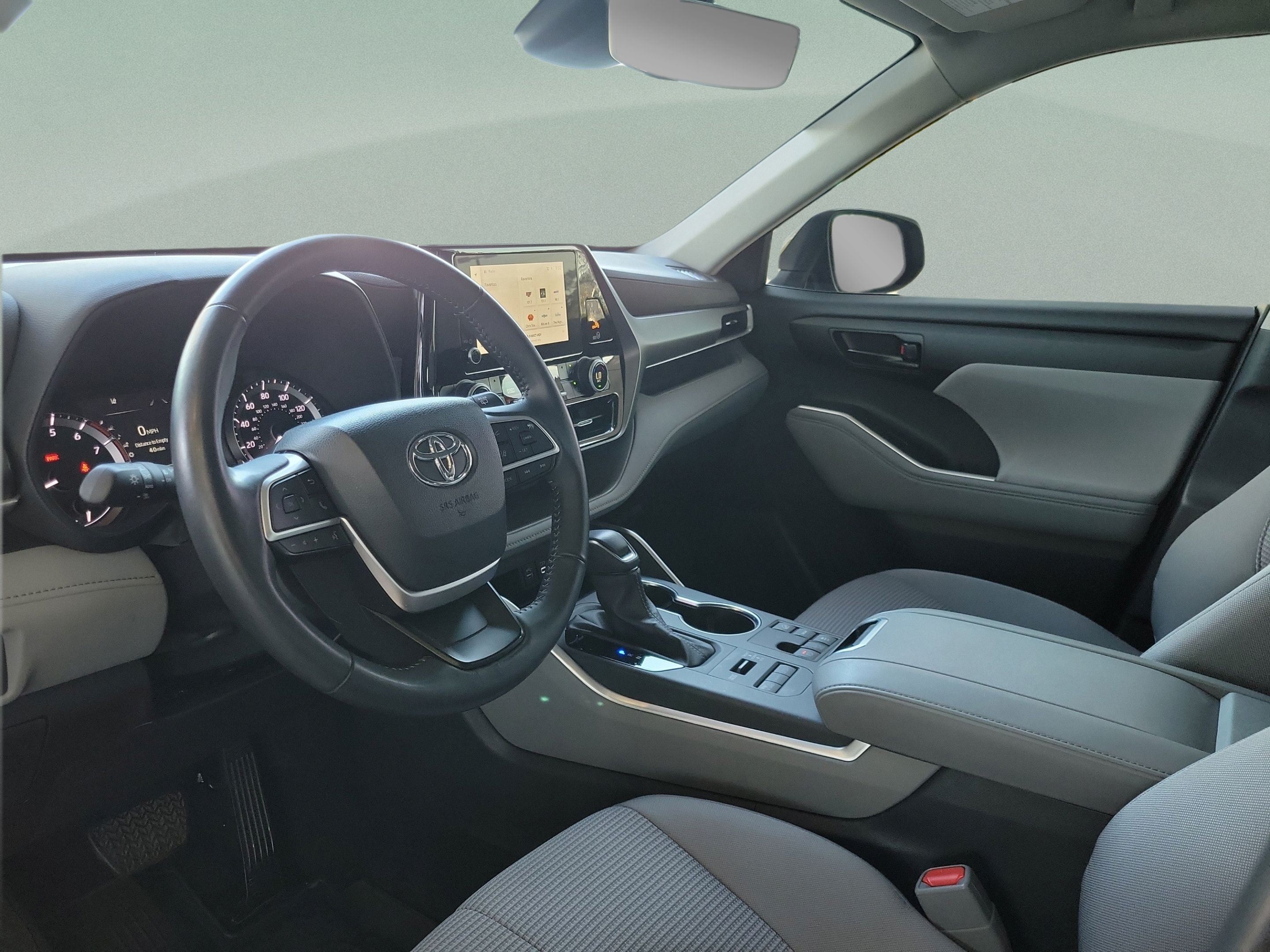 Used 2024 Toyota Highlander LE AWD/4WD image 12