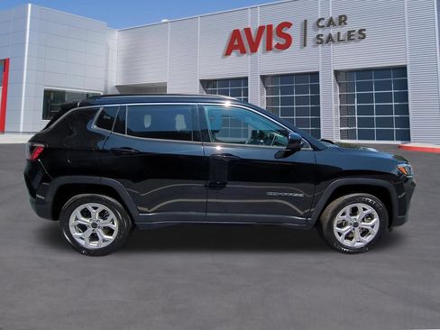 Used 2025 Jeep Compass Latitude AWD/4WD image 5
