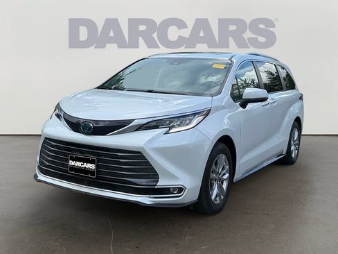Used 2023 Toyota Sienna Limited AWD/4WD image 3