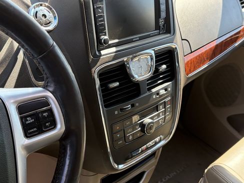 Used 2015 Chrysler Town & Country Touring w/ Driver Convenience Group FWD image 10