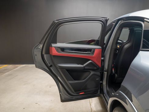 Certified 2026 Porsche Cayenne GTS AWD/4WD image 36