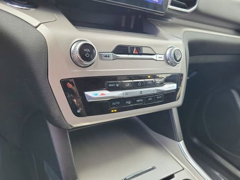 Used 2022 Ford Explorer XLT w/ Equipment Group 202A image 23