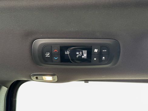Used 2025 Chrysler Pacifica Limited FWD image 17