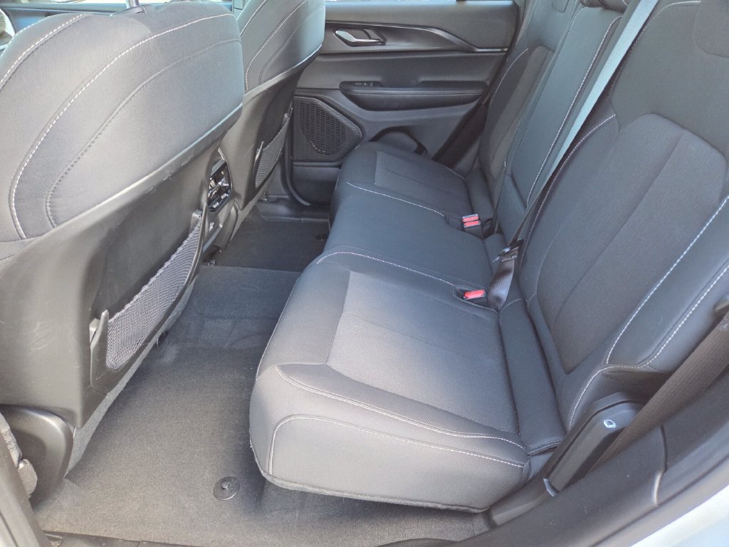 Used 2025 Jeep Grand Cherokee Laredo RWD image 23