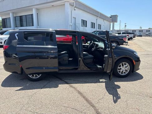 Used 2025 Chrysler Pacifica Select FWD image 8