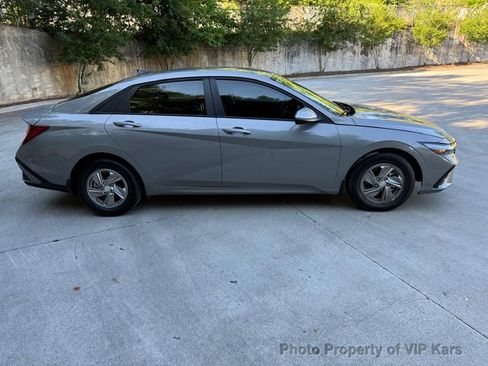 Used 2024 Hyundai Elantra SE FWD image 4