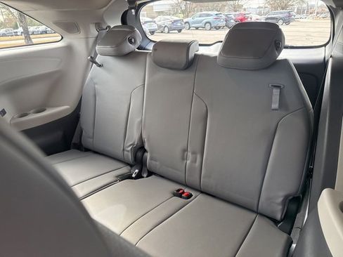 Used 2022 Toyota Sienna XLE image 20