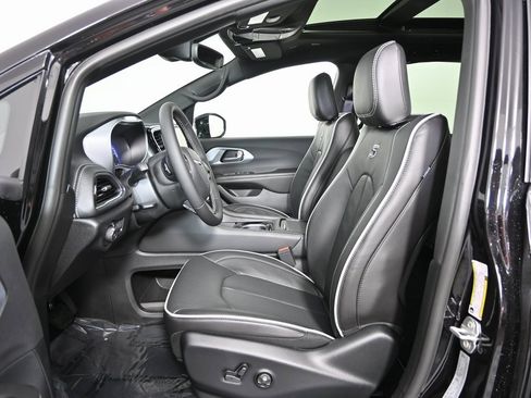 New 2026 Chrysler Pacifica Limited image 23