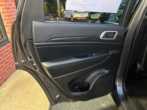 Used 2021 Jeep Grand Cherokee Laredo image 23