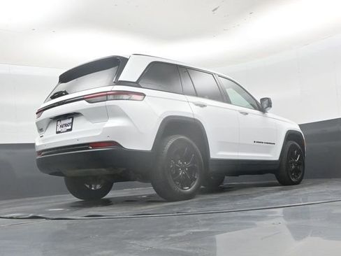 Used 2025 Jeep Grand Cherokee Altitude AWD/4WD image 40