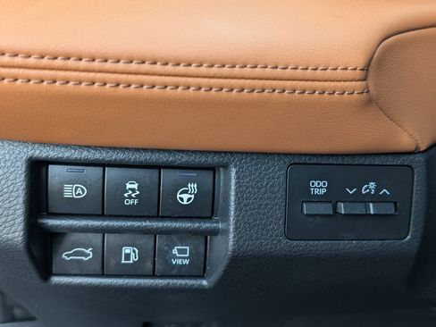 Used 2019 Toyota Avalon Limited image 23