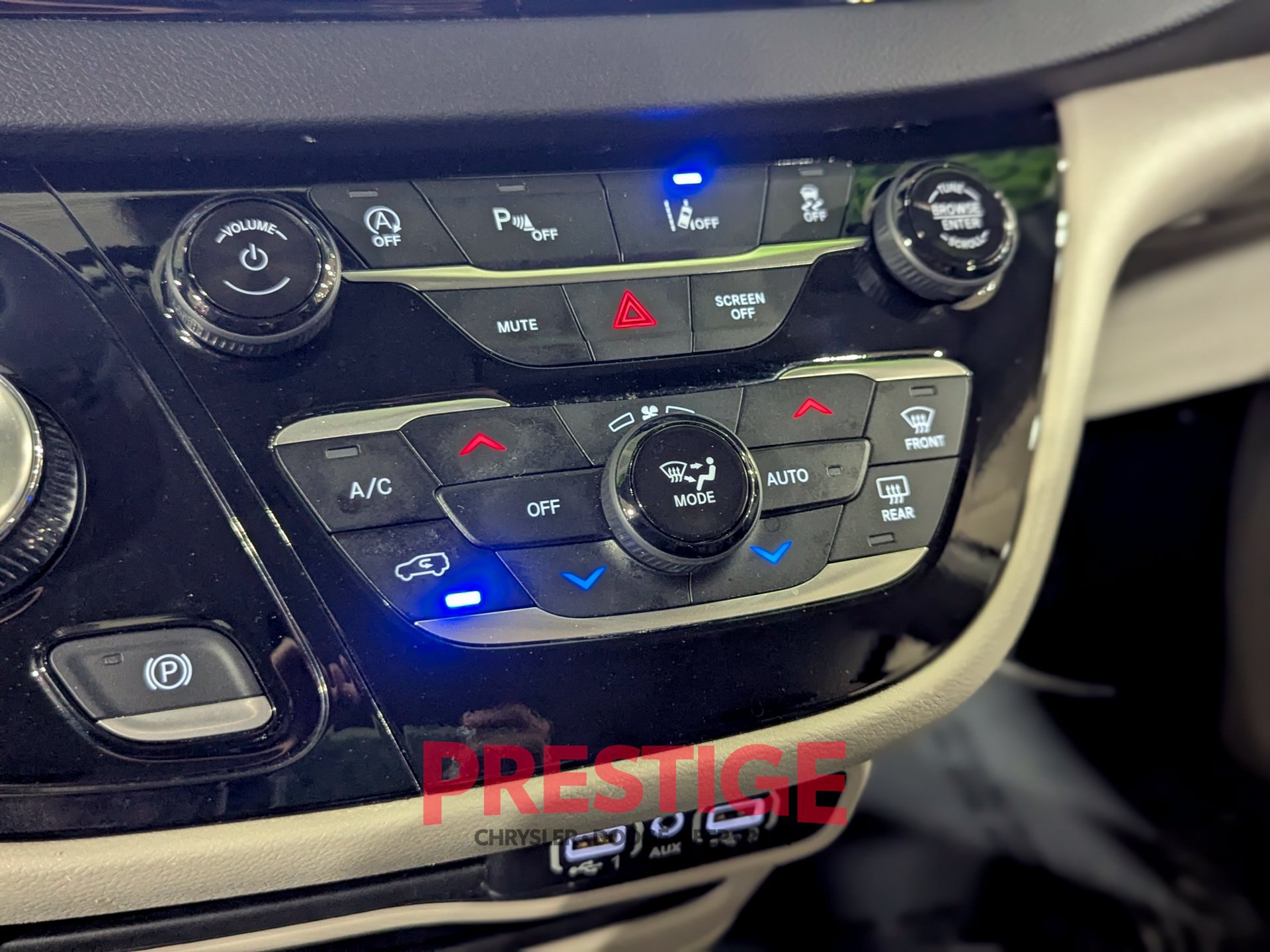 Used 2024 Chrysler Pacifica Touring-L FWD image 23