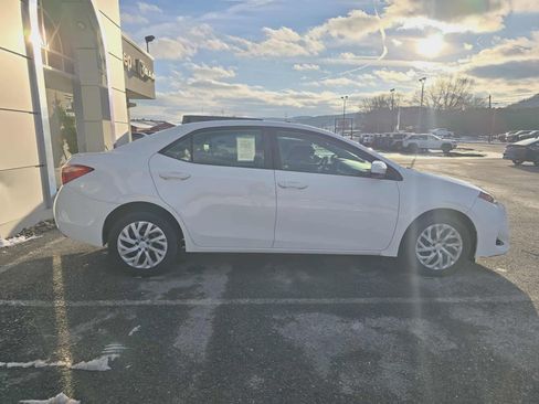 Used 2018 Toyota Corolla LE image 2